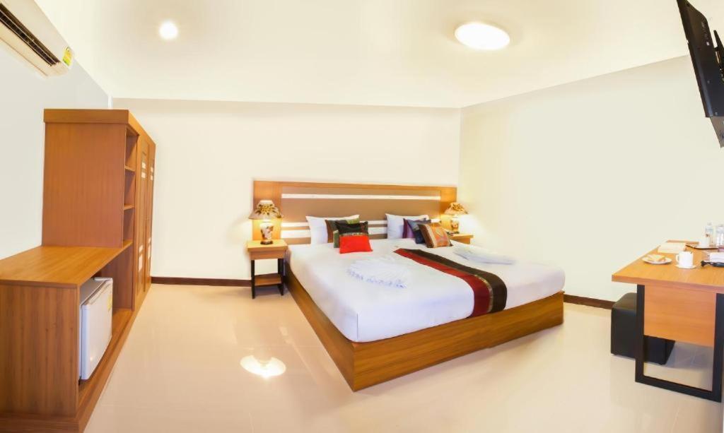 Patong V Hotel Экстерьер фото