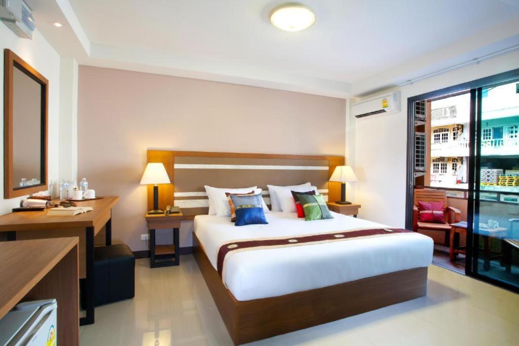 Patong V Hotel Экстерьер фото